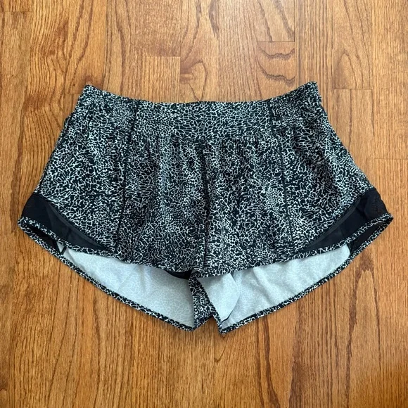 Lululemon Hotty Hot Short II 2.5" in Polar Shift Inverse Alpine White Black 10 - Picture 4 of 14